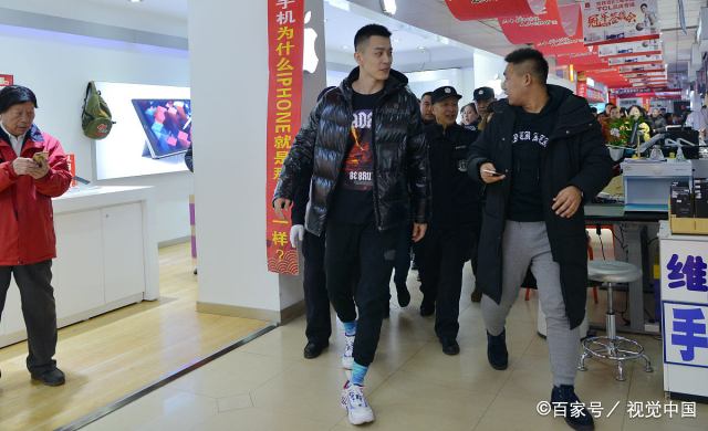 辽宁男篮的杨鸣参加活动,身穿一件黑色羽绒服,帅气登场